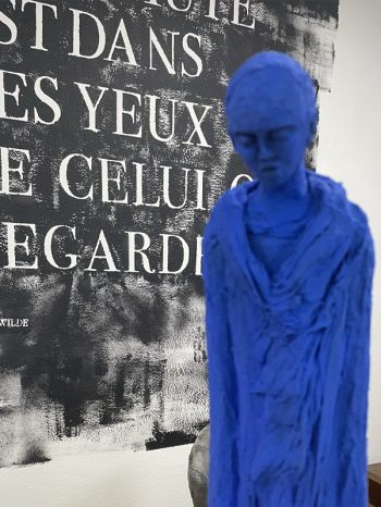 Sculpture bleue de Béatrice Fernando en exposition à la galerie la ligne ROUGE - Vic-Fezensac